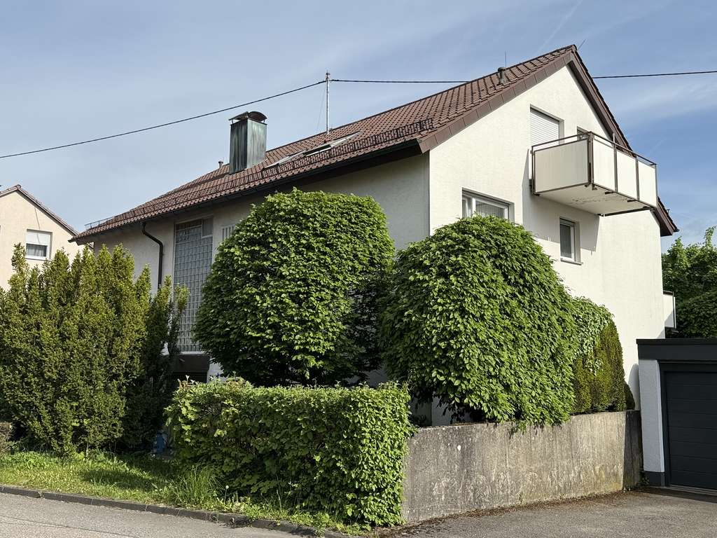 Immobilie in Leonberg - Freistehendes Mehrfamilienhaus mit viel Potenzial für Familien - Bild 0