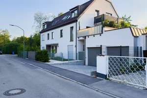 Neuwertige Dachgeschoss-Wohnung in Waldperlach, ca. 55 m² mit Balkon und TG-Stellplatz