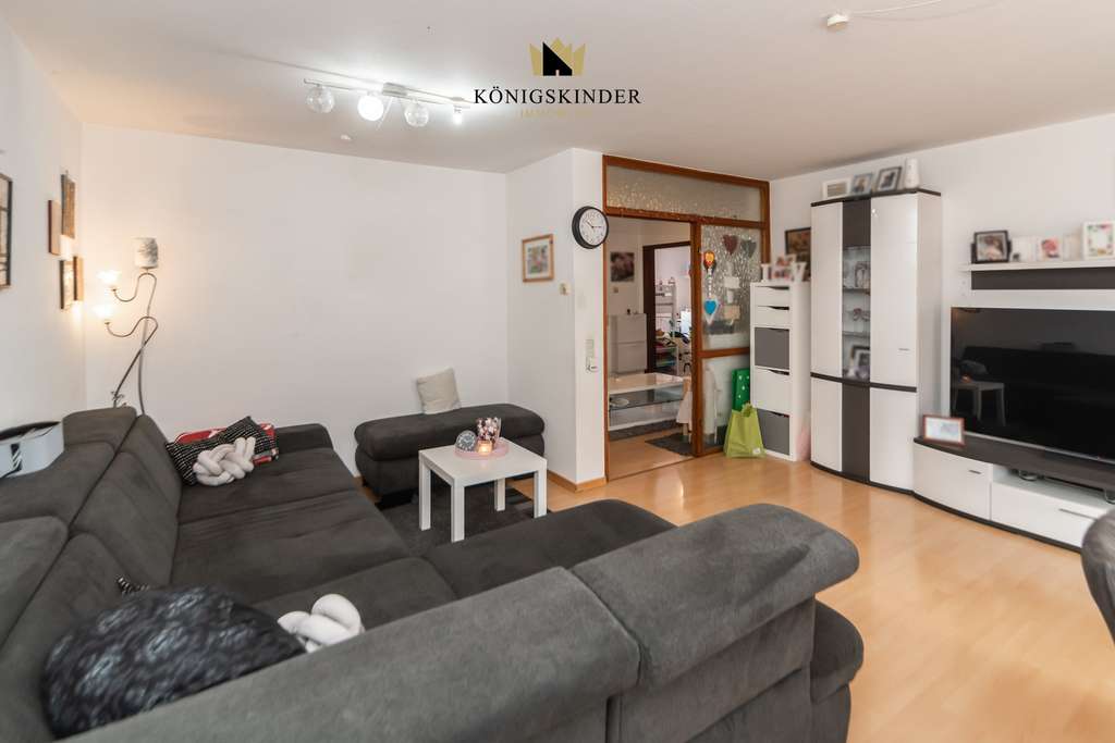 Immobilie in Dettingen an der Erms - Helle 3,5-Zimmer-Wohnung mit Balkon, Garage und nur 4 Parteien – ruhige Lage in Dettingen - Bild 2