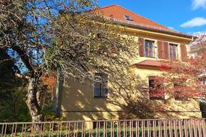 „Villencharme trifft Vielseitigkeit – Ihr exklusives Anwesen mit Gästeapartments und Wellness“