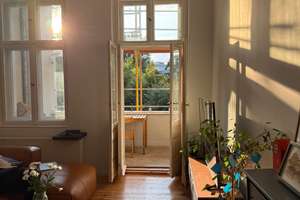 LONG TERM OFFER: Zentrale Altbauwohnung mit Neubauaustattung und Blick ins Grüne  – Straße der Pariser Kommune 29, 10243 Friedrichshain, Berlin – Vorschaubild 1
