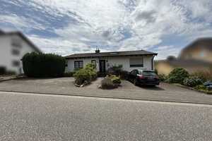 Geräumiges Einfamilienhaus in Kirchberg (Hunsrück) in top Lage – Theodor-Heuss-Straße 44, 55481 Rhein-Hunsrück-Kreis – Vorschaubild 1