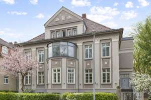 Exklusives Dachgeschossjuwel mit zwei Balkone in herrschaftlicher Villa – Die vollständige Adresse der Immobilie erhältst du vom Anbieter., 30161 Oststadt, Hannover – Vorschaubild 2