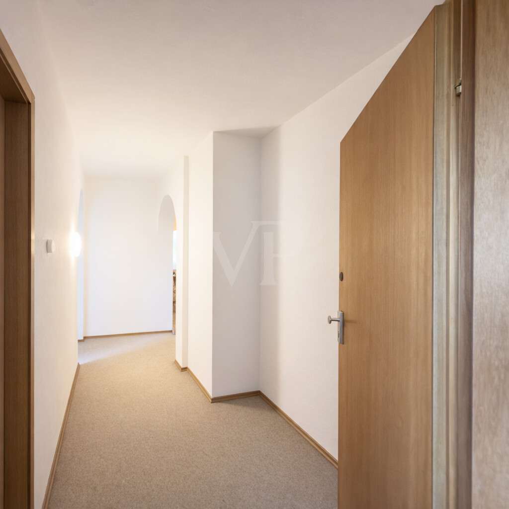 Ruhige 2,5-ZW mit großem Eck-Balkon und guter zentraler Anbindung (inkl. TG), Rosenheim Kreis – Bild 2