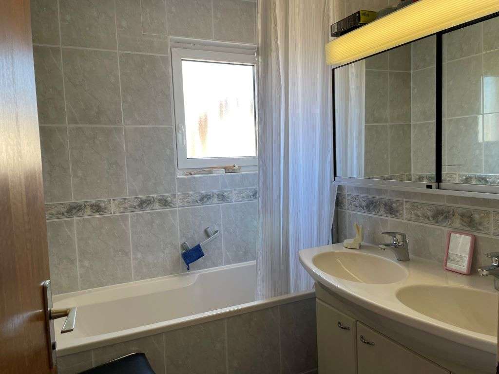 Immobilie in Hessigheim - Großzügige  Doppelhaushälfte mit Wintergarten, Balkon, Garage und sep. Schulungsraum, aufgetei - Bild 4