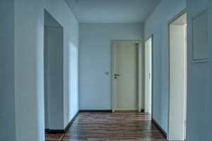 3-R.-Whg., hell/freundlich,  Gäste-WC,  Bad mit Wanne, Laminat Nußbaum – Weststraße 78, 9112 Kaßberg, Chemnitz – Vorschaubild 6