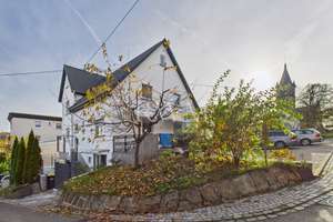 Modernisiertes Zweifamilienhaus mit potentieller Einliegerwohnung