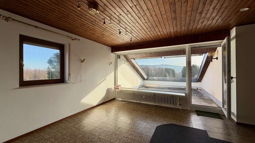 Immobilie in Schmitten - Renovierungsbedürftige 4,5-Zimmer Dachgeschosswohnung in Schmitten im Taunus - Bild 2