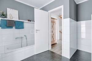 Modernes Zuhause mit Wohlfühlcharakter – KfW-70-Townhouse mit Garten, Studio und Dachterrasse. – Die vollständige Adresse der Immobilie erhältst du vom Anbieter., 21335 Rettmer, Lüneburg – Vorschaubild 23