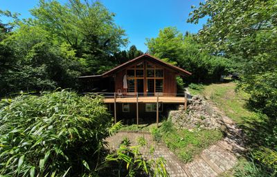 Charmantes Holzhaus in idyllischer Naturlage auf 1.106 m² Grundstück mit Dampfbad und Weinkeller