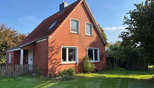 Bild von Einfamilienhaus mit Blick ins Grüne