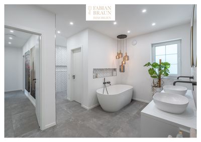Exklusiv saniertes Einfamilienhaus, 7 Zi, Pool, FBH, 2 Bäder, Parkett, Gäste-WC, EBK, PV-Anlage