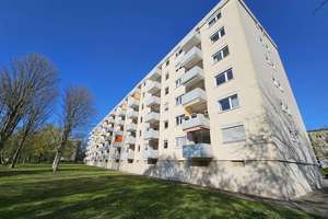Frei werdende 3-Zi.-Wohnung mit Balkon, Aufzug & Garage – KA-Nordweststadt !