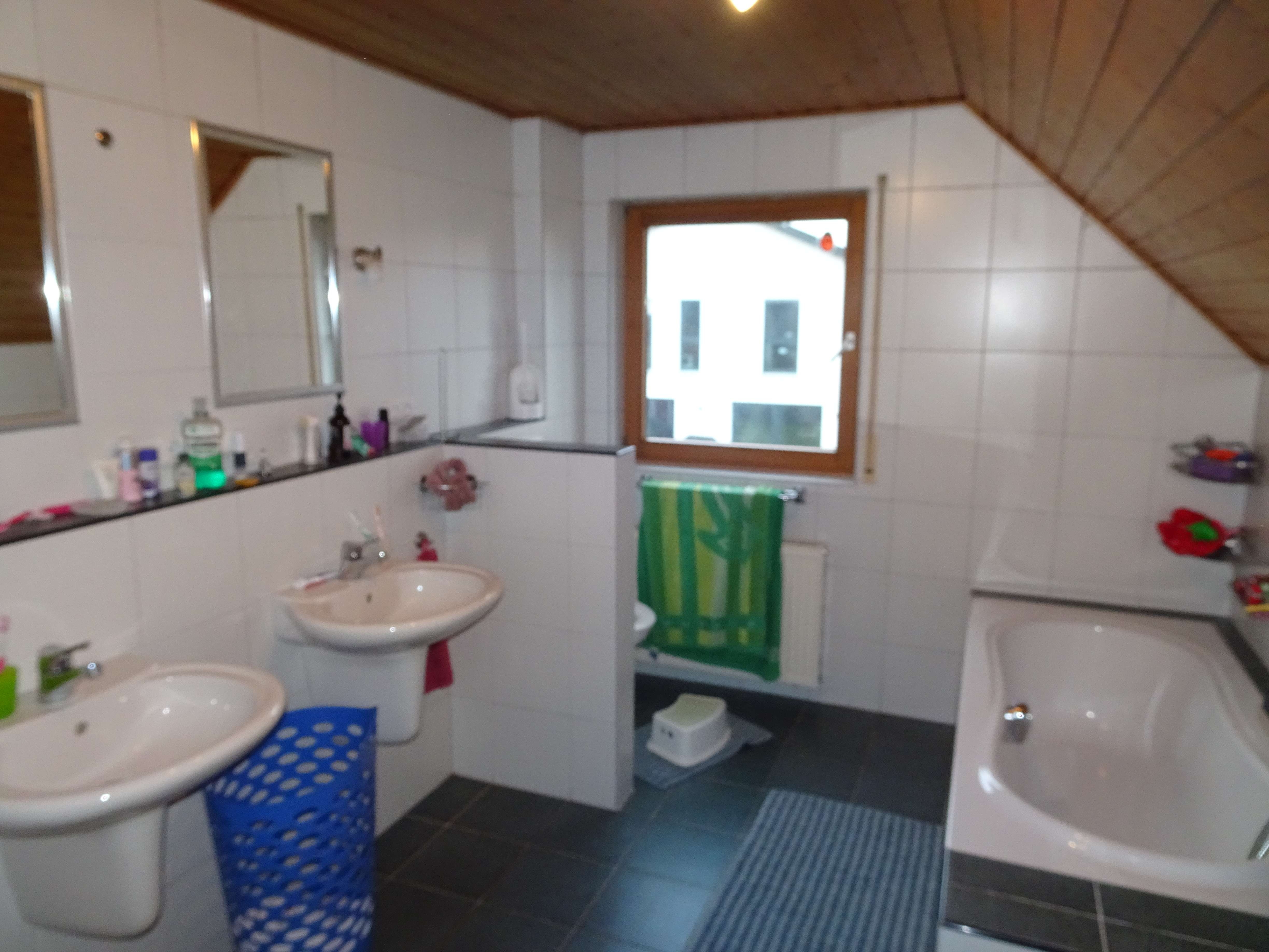 Immobilie in Heroldsbach - Doppelhaushälfte mit Garage und Kfz-Stellplatz in Herzogenaurach-Nähe Rehaklinik - Bild 1