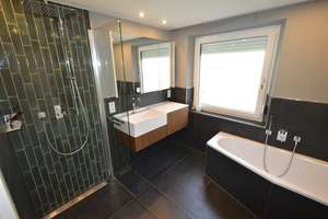 Freiwerdend ! 1-2 Fam-Haus mit 2-Zi.-EG-Whg und 4-Zi.-Maisonette-Whg. + Garten in Burgweinting – Die vollständige Adresse der Immobilie erhältst du vom Anbieter., 93055 Burgweinting-Harting, Regensburg – Vorschaubild 2
