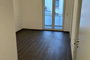 Neuwertige Wohnung mit vier Zimmern sowie Balkon und EBK in Frankfurt, Aufzug direkt in die Wohnung  – 65934 Nied, Frankfurt am Main – Vorschaubild 5
