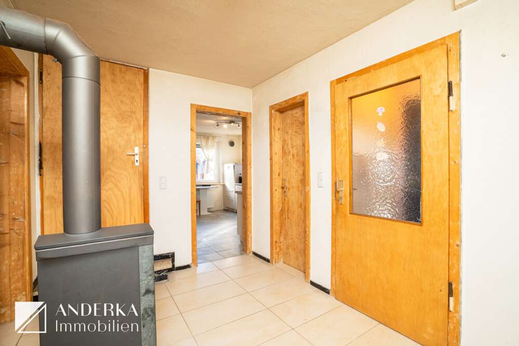 Immobilie in Sontheim an der Brenz - Einfamilienhaus mit Doppelgarage in Sontheim zu verkaufen – viel Potenzial für Ihre Wohnideen! - Bild 3