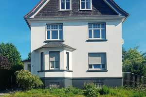 Terrassenwohnung mit 2 Zimmern, sonnigem Erker-Wohnzimmer und Garten