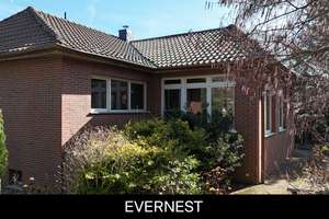 Between Light and Landscape - Spacious Living in a Quiet, Green Setting