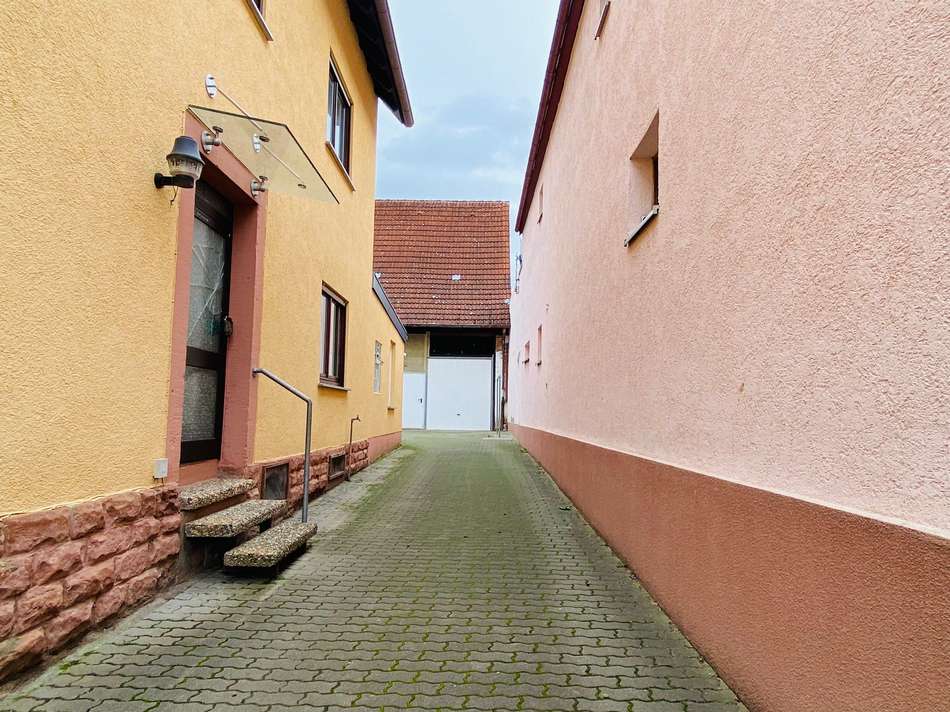 Haupteingang im Hof
