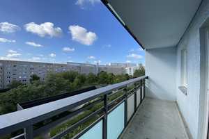Sonniger Südbalkon mit Blick auf den Innenhof – Klandorfer Straße 28, 12689 Berlin – Vorschaubild 9