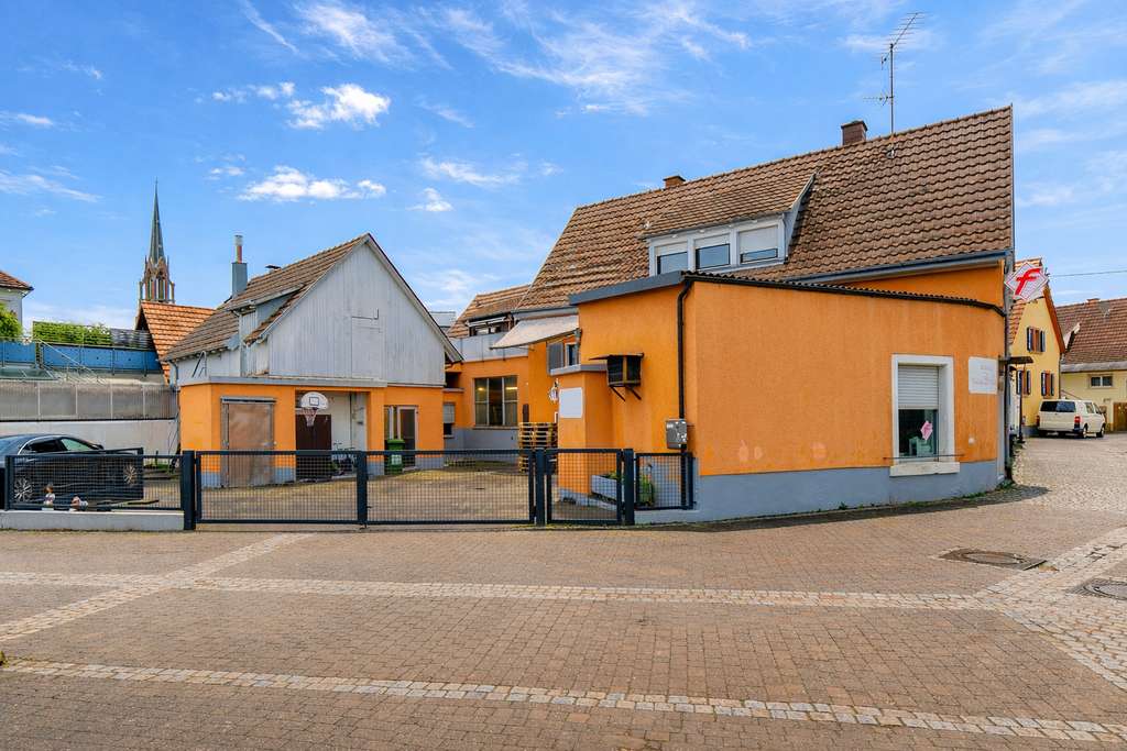 Immobilie in Teningen - Vielseitiges Hof-Ensemble mit zwei Wohneinheiten, Dachterrasse, Produktion und Verkauf in Köndringen - Bild 1