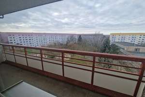 **FRISCH RENOVIERT** 4-Zimmer-Wohnung // DG // Bad mit Wanne und Dusche // Balkon // ab 15.04.2026