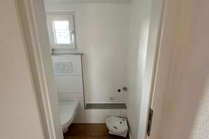 Frisch sanierte 4,5 - Zimmer Maisonette Wohnung in 2-Familienhaus in zentraler Lage mit EBK – 55246 Mainz-Kostheim, Wiesbaden – Vorschaubild 8