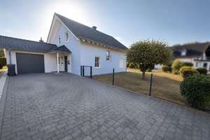 Freistehendes, barrierefreies Einfamilienhaus mit großzügigem Garten – Auf der Acht 2, 54518 Niersbach – Vorschaubild 3