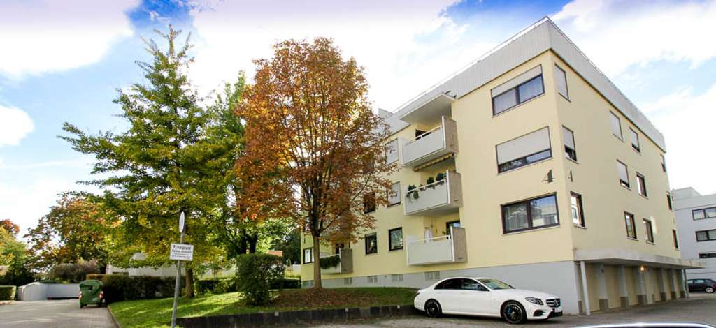 MITTEN IM GRÜNEN MIT BESTER INFRASTRUKTUR, ATTRAKTIVE DREI-ZIMMER-WOHNUNG MIT BALKON UND GARAGE IN STADTBERGEN