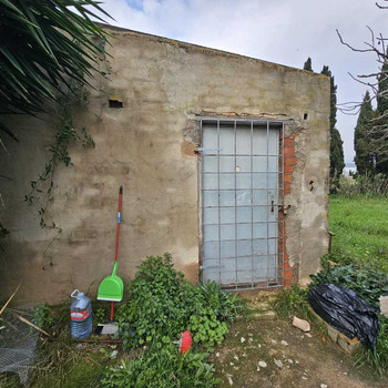 Finca mit Lagerhalle von 66 m2 und Wasser