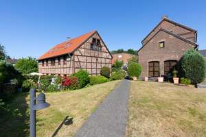 Dachgeschosswohnung in traumhafter Hofanlage in Köln-Widdersdorf