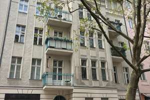 Charmante Altbau-Gartenremisenwohnung mit Hofgarten nahe Viktoria-Luise-Platz