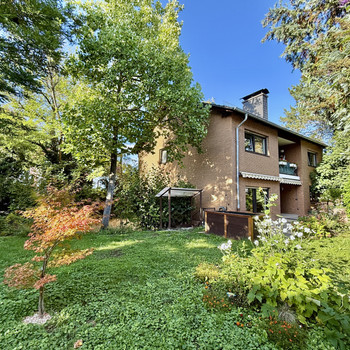 VIELSEITIGES ZWEIFAMILIENHAUS AUF WUNDERSCHÖNEM GRUNDSTÜCK IN TOPLAGE VON ELTVILLE