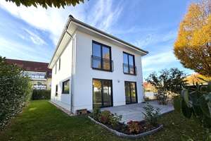 Sofort bezugsfertig! Einfamilienhaus BJ 2022
Top-Lage bei Leipzig & Halle
143 qm und 5 Zimmer – Semoyer Weg 3, 6796 Brehna – Vorschaubild 2