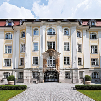 Zentral gelegene Büroflächen in denkmalgeschütztem Altbau. combine Transatcion