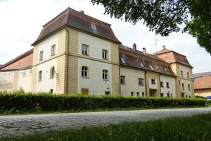 Denkmalgeschütztes Wohnhaus mit neuer Zentralheizung als Teil der historischen Schlossanlage – Die vollständige Adresse der Immobilie erhältst du vom Anbieter., 91743 Unterschwaningen – Vorschaubild 1