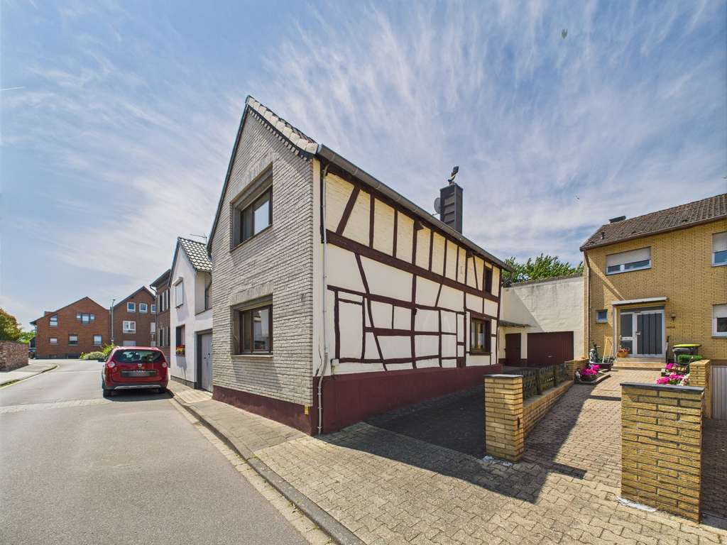 Immobilie in Vettweiß - Teilmodernisiertes Einfamilienhaus mit Garage und Nebengebäude in Vettweiß-Kelz! - Bild 2