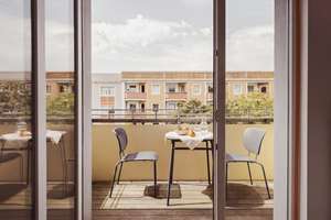 Über den Baumkronen - helle Zweizimmerwohnung mit Südwestbalkon & Aufzug – Marchlewskistraße 99, 10243 Friedrichshain, Berlin – Vorschaubild 1