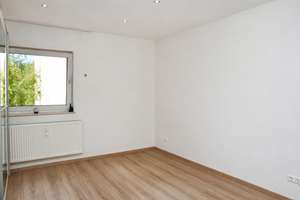 4 Zimmer Wohnung. Wohnkomfort, Balkon, Einbauküche in gefragter Lage von Salzgitter-Lebenstedt – 38226 Lebenstedt, Salzgitter – Vorschaubild 6