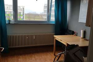 Schöne,  helle, ruhige Dachgeschoßwohnung mit großer Wohnküche an Single