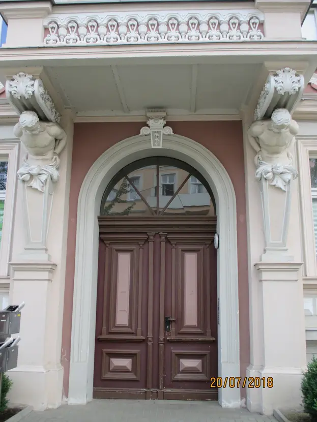 Denkmal MFH, reichverzierte Fassade, saniert 2009 gehoben zentral — Foto 2
