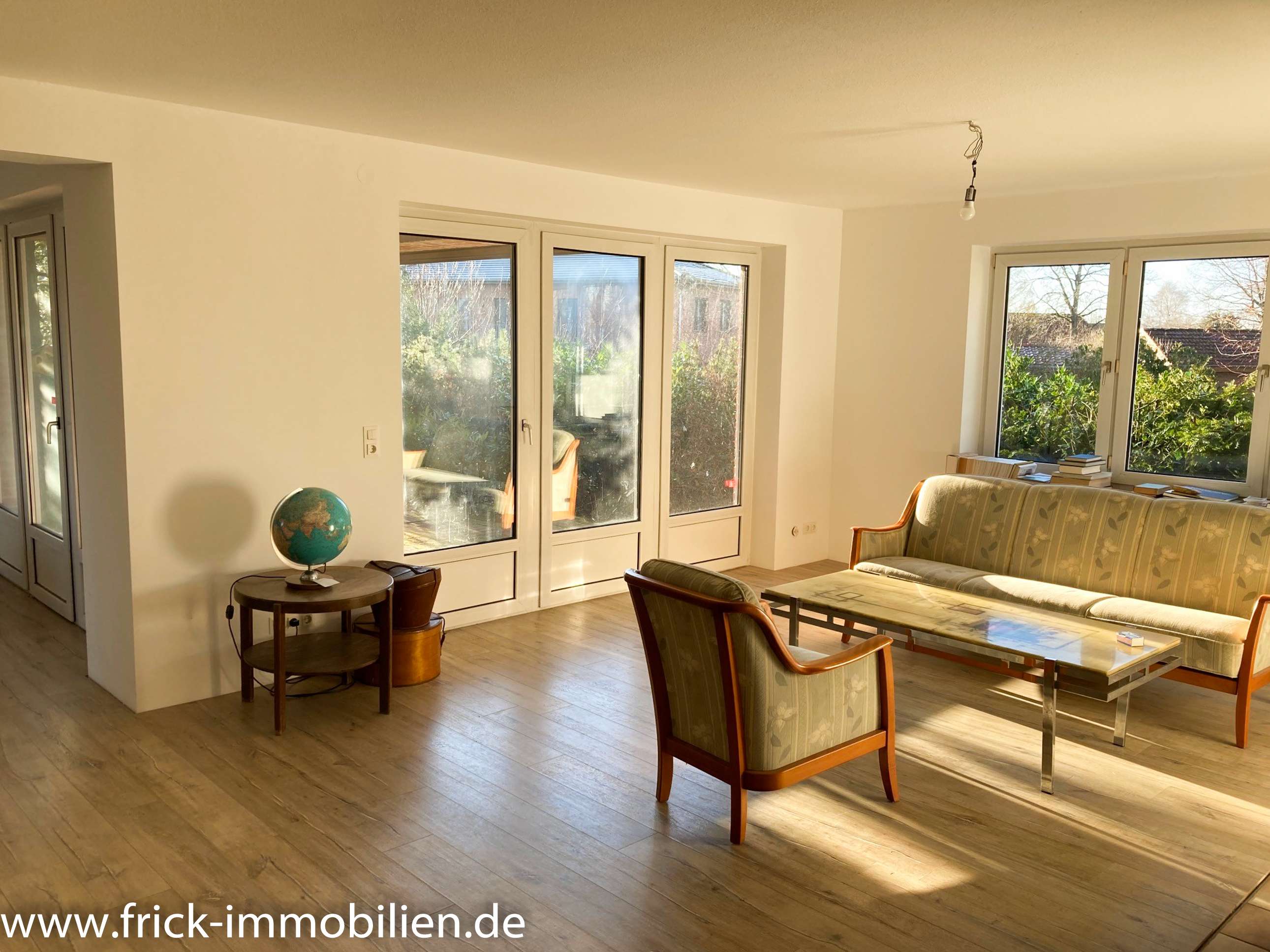 Immobilie in Göhl - Resthof mit Wohnhaus, ehem. Wirtschaftsgebäude, Doppelgarage und 0,82 ha Land - Bild 2