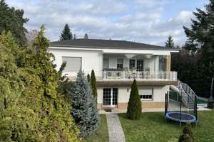 Anwesen mit 2 modernen Einfamilienhäusern, Pool und Garagen in beliebter Wohnlage