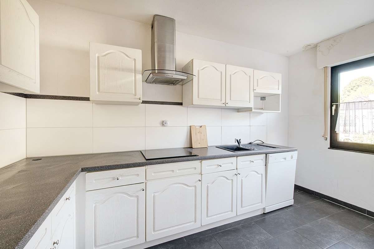 Immobilie in Weyerbusch - Ein-/Zweifamilienhaus in ruhiger Wohngegend mit nahezu ebenerdigem Gartengrundstück und Doppelgarage - Bild 3