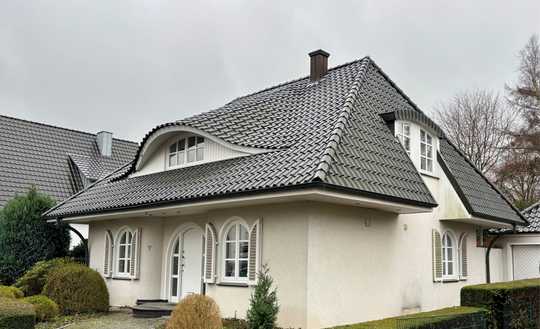Spitzenlage und sehr privat!

eindrucksvolles Einfamilienhaus mit Garage