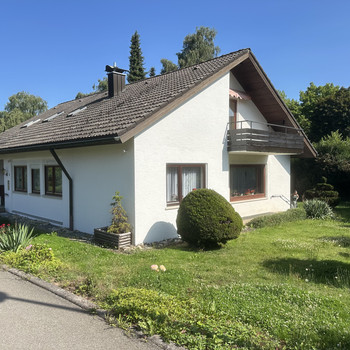 Geräumiges Mehrfamilienhaus mit großem Garten und ausgebautem Keller in Calw-Wimberg