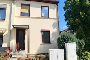 Gepflegtes Zweifamilienhaus mit solider Bausubstanz, Dachterrasse, Kaminofen und Garage!