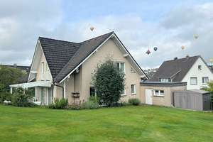 Hier wohnen Sie einfach nur gut und schön! Einfamilienhaus mit viel Platz und großem Garten in – Die vollständige Adresse der Immobilie erhältst du vom Anbieter., 59581 Warstein – Vorschaubild 1