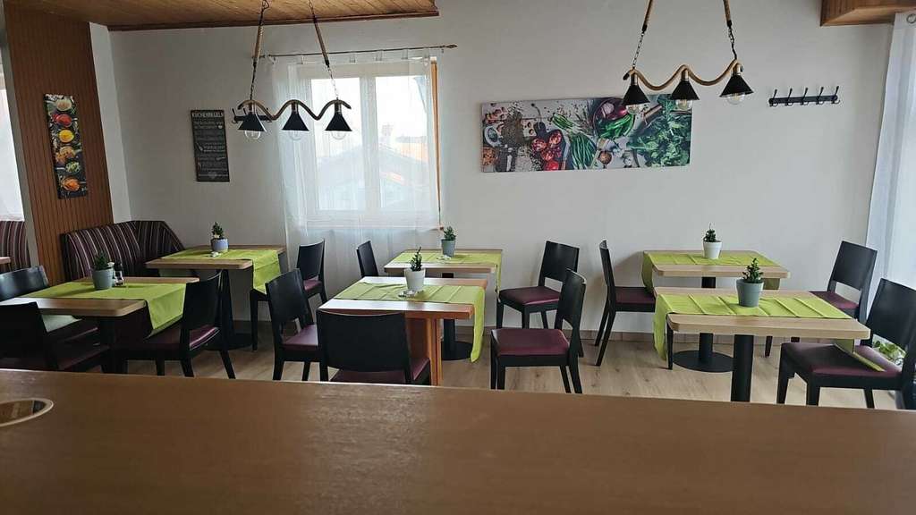 Immobilie in Bernbeuren - Attraktives Mehrfamilienhaus mit zwei profitablen Gewerbeeinheiten – eine Top-Investitionsmöglichkei - Bild 1